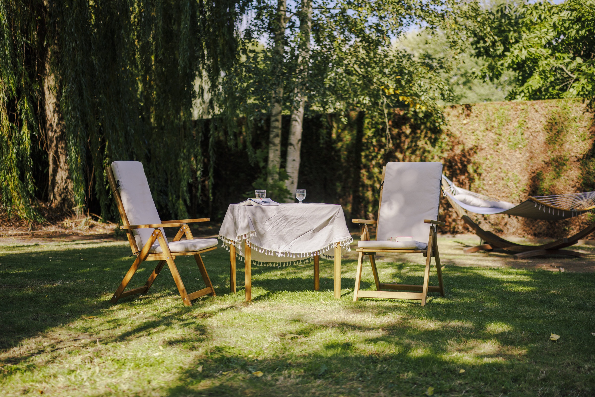 Gartenstühle unter Trauerweiden