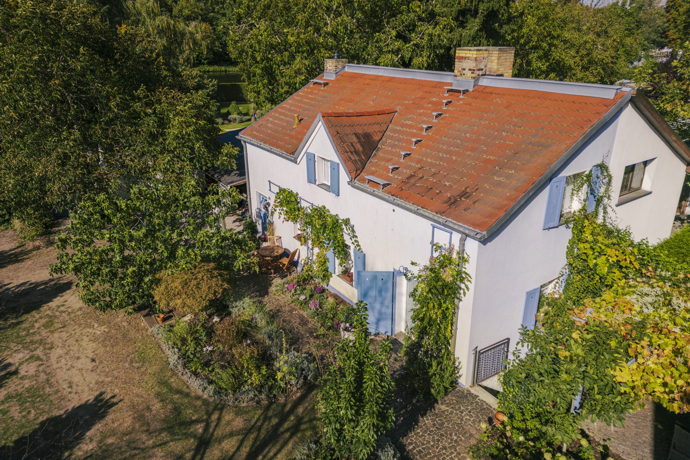 Das Haus von oben zwischen Bäumen