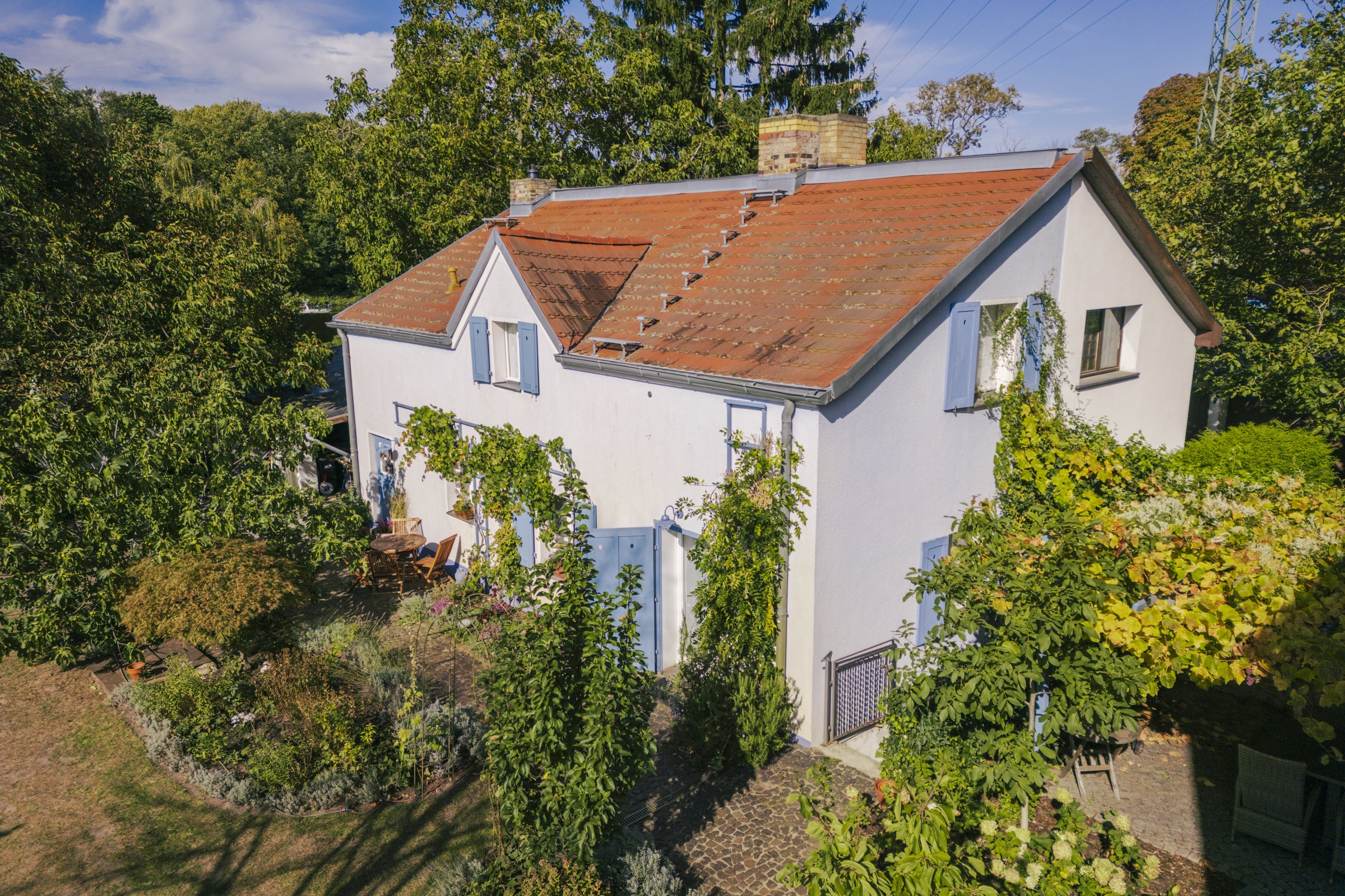 Luftaufnahme des Hauses im Grünen