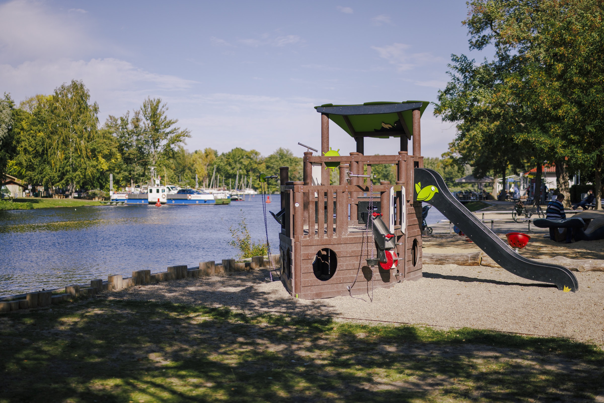 Spielplatz am Wasser
