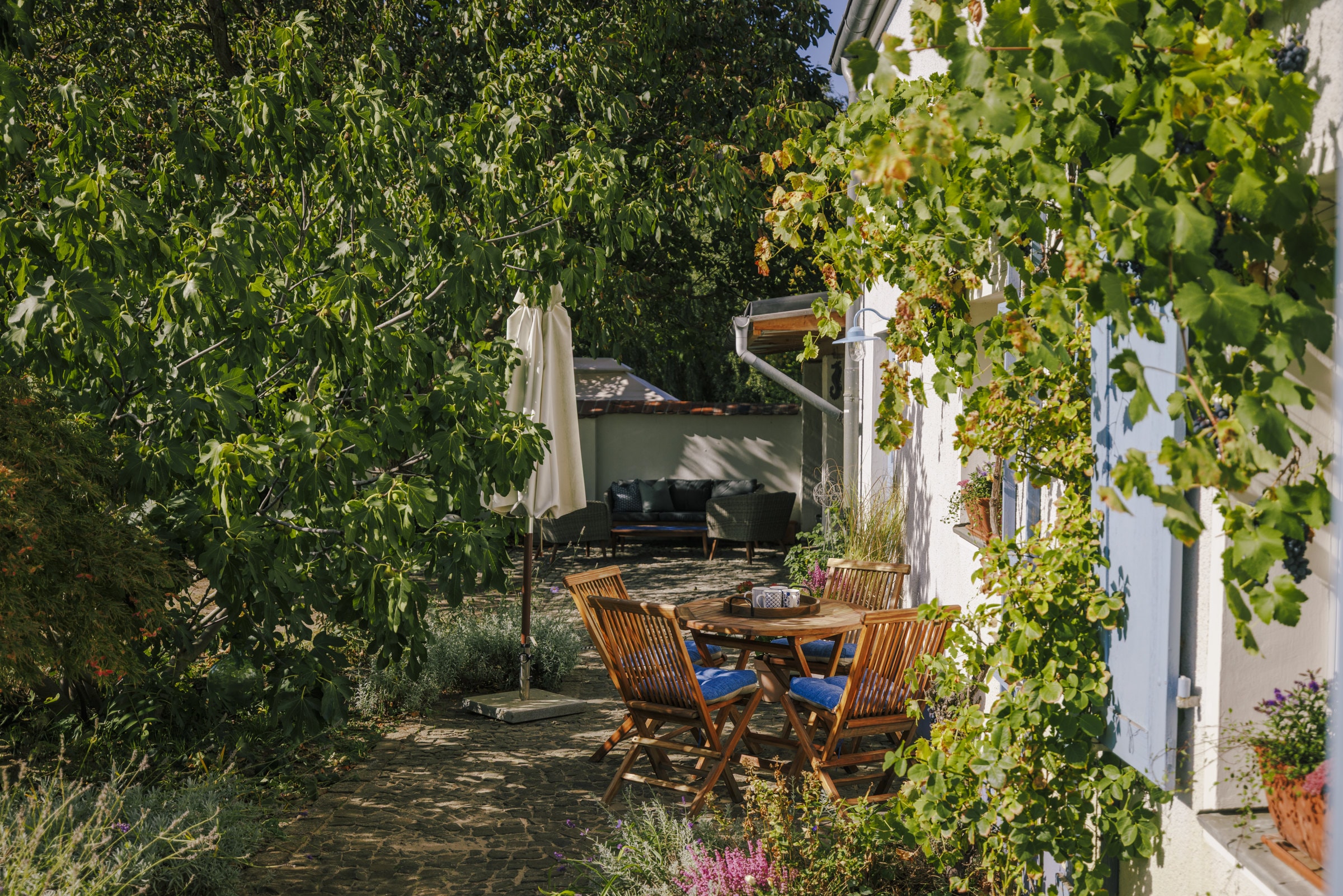 Terrasse am Haus mit Holztisch