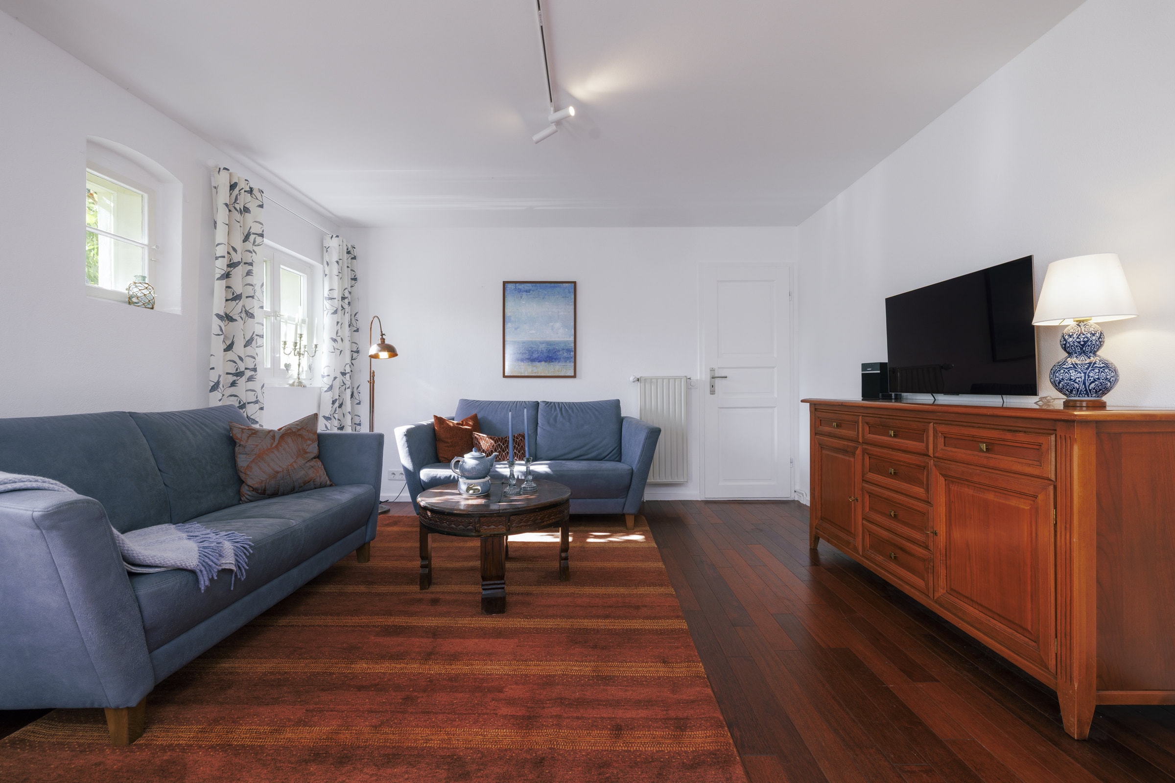 Wohnzimmer mit Fernseher und Kommode